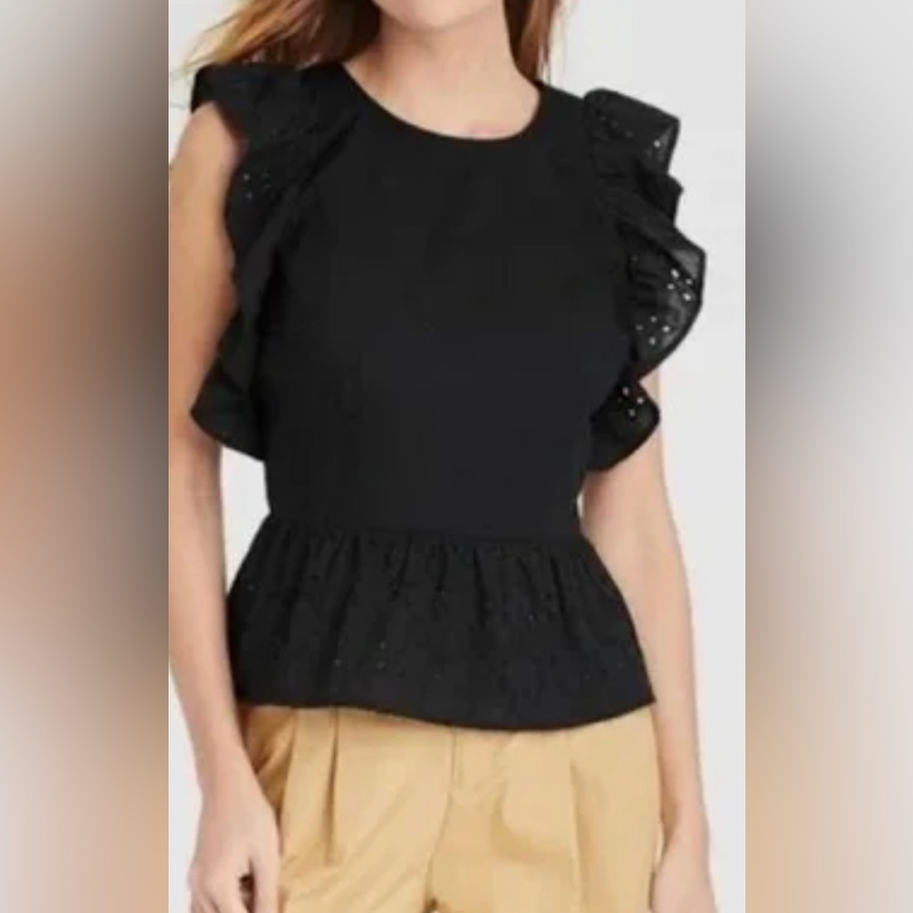 Who What Wear - sleeveless top with eyelet Size Medium.